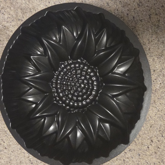 Nordic Ware Sunflower Bundt Cake Pan - Picture 2 of 4